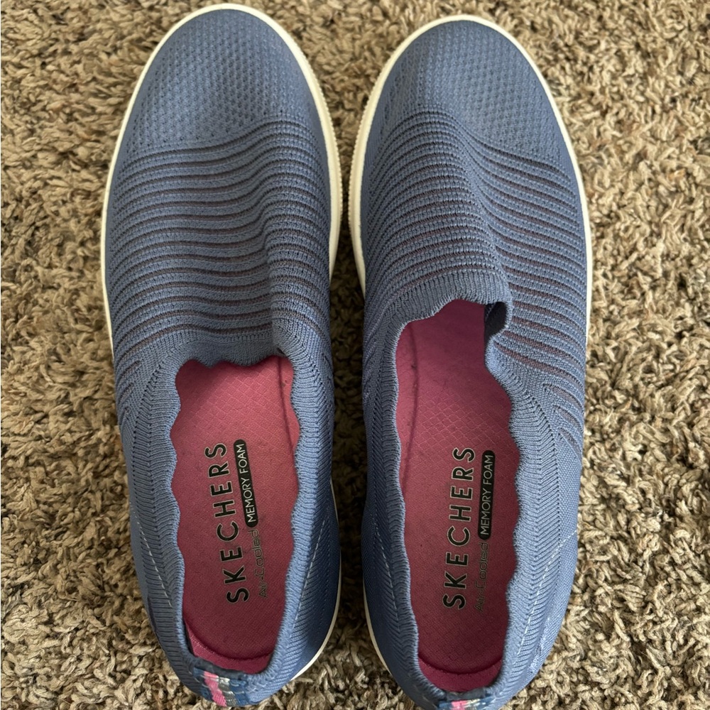 Womens Skechers Slip Ons Size 11